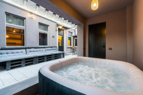 Downtown Victoriei Flat with Garden and Jacuzzi